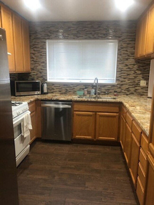 Foto del edificio - 4 br, 2 bath House - 1317 LOS ROBLES BLVD.