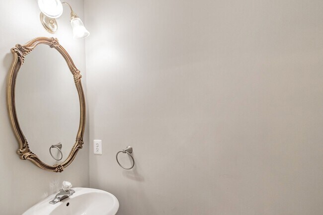 Building Photo - 3 Bed 2.5 Bath Townhome for rent in German...