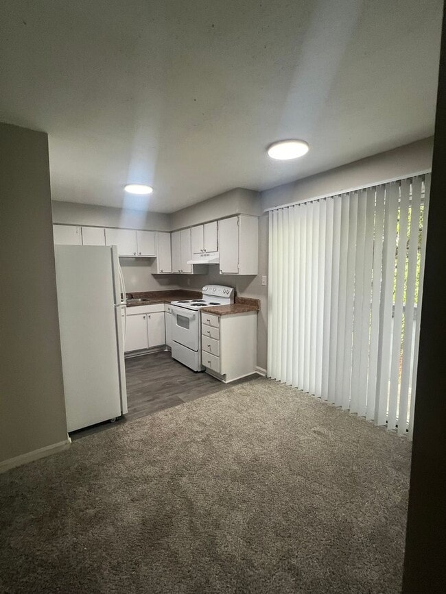 Building Photo - Spacious One Bedroom Unit- Move In Special!