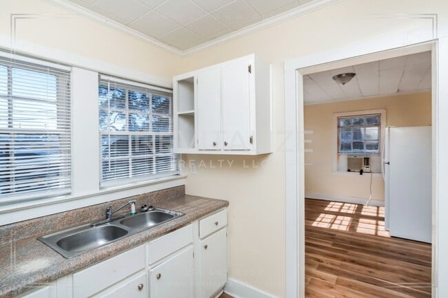 Building Photo - Charming & Low-Maintenance Home