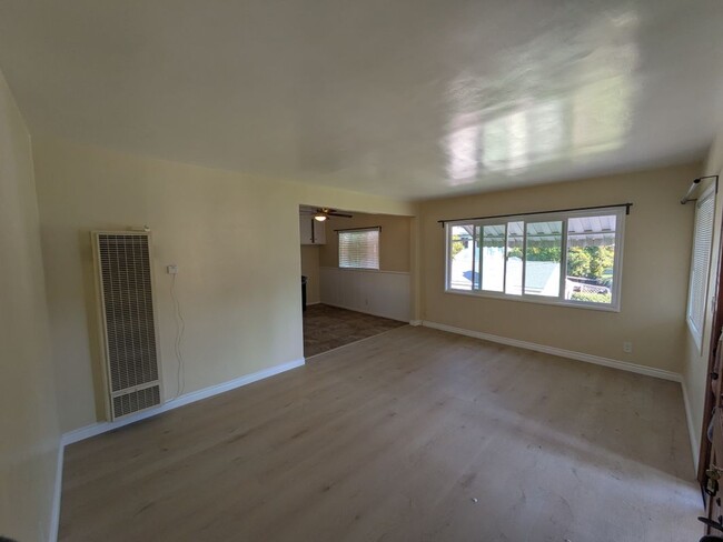 Building Photo - 1437 E Maple St