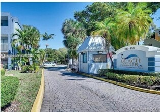 Building Photo - 9365 Fontainebleau Blvd