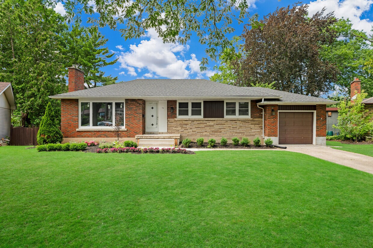 Primary Photo - 10 W Hampton Rd