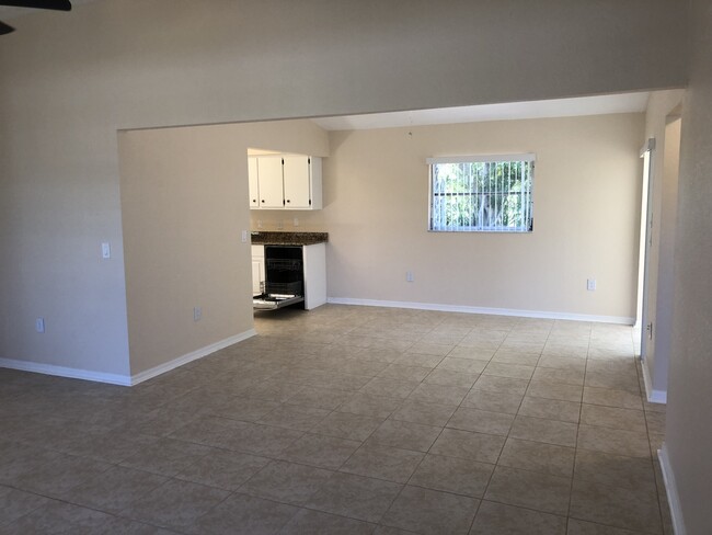 Building Photo - *****TEMPORARILY OFF MARKET**** Very nice ...