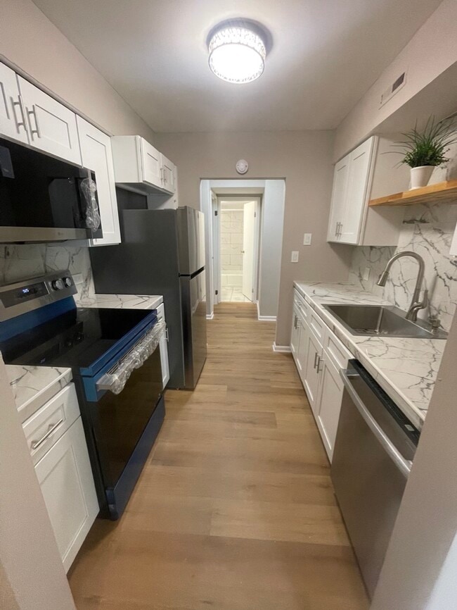 Building Photo - 1047 S Evergreen Ave