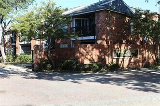 Building Photo - 18333 Roehampton Dr