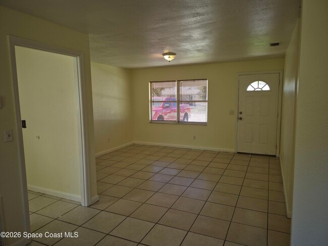 Building Photo - 819 Cedar Dr