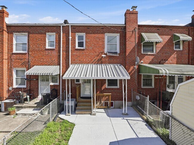 Foto del edificio - 2BR, 1BA Brick Front Row Home in Yale Heights