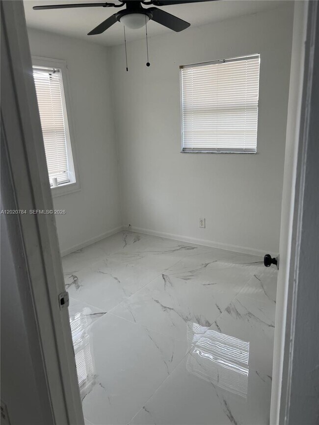 Foto del edificio - 4809 SW 25th St