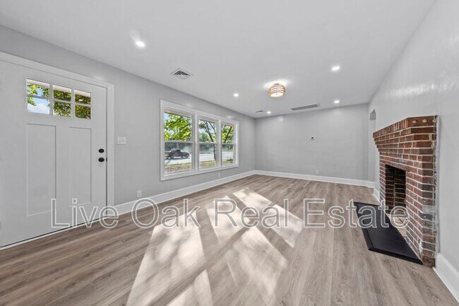 Building Photo - 1557 N Great Neck Road