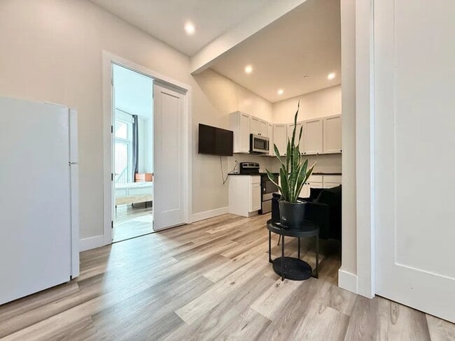 Building Photo - Furnished room/NOT APARTMENT