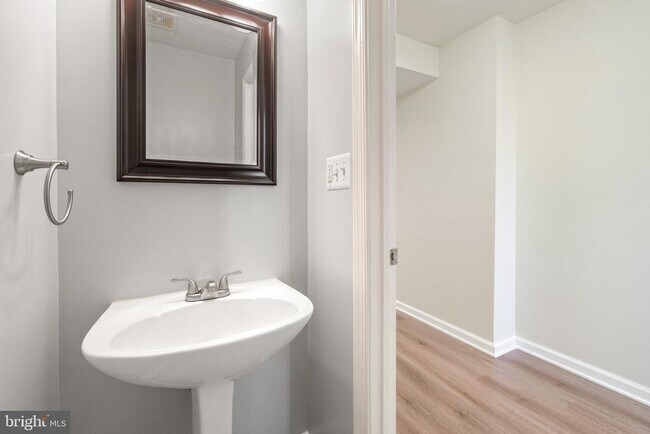 Foto del edificio - 8220 Ramseur Pl