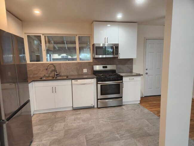 Foto del edificio - 5709 Enfield Ave