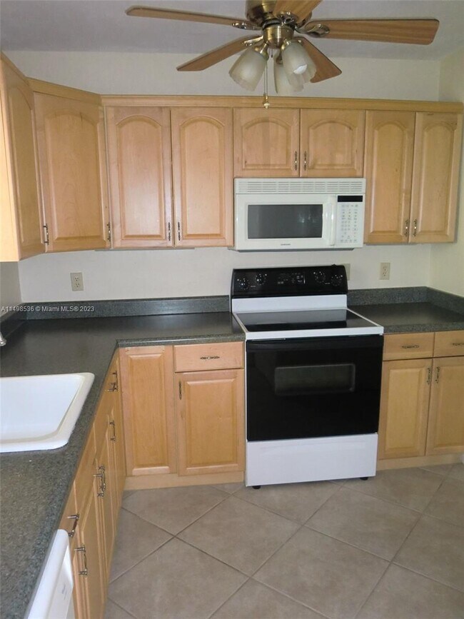 Foto del edificio - 1818 Rodman St