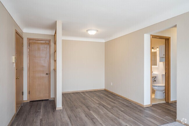 2 habitaciones, 1 baño - 726 pies cuadrados - Sala de estar - Alden Park Apartments