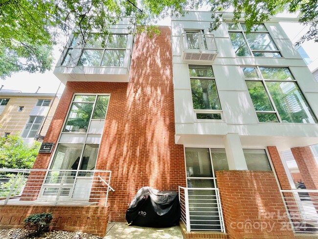 Foto del edificio - 279 McDonald Ave
