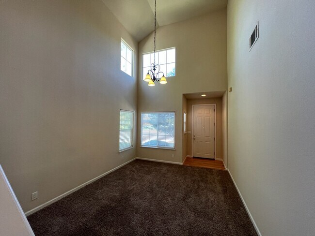 Building Photo - 3-bedroom two story in Oakdale!