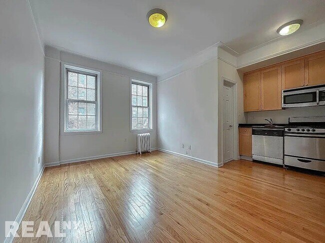Building Photo - 117 W 13th St