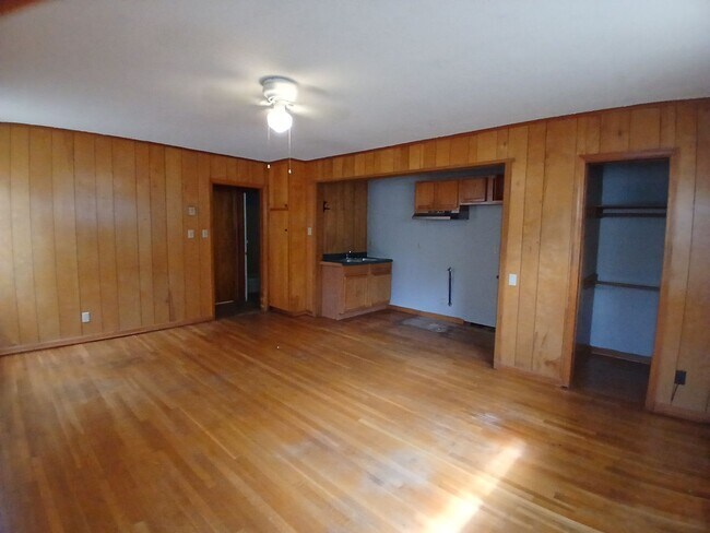 Building Photo - Charming Studio Apartment - Parkway Villag...
