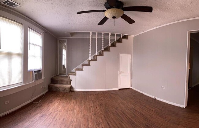 Building Photo - 6605 Bayway Dr