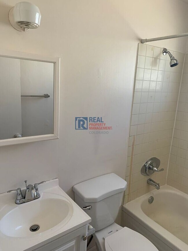 Building Photo - 6660 Clermont St