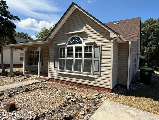 Building Photo - 1308 E Oak Island Dr