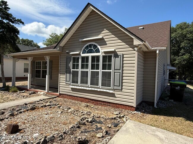 Foto del edificio - 1308 E Oak Island Dr
