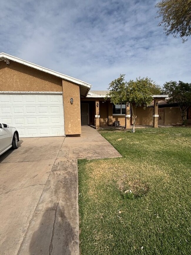 Building Photo - Spacious 3-Bedroom, 2-Bath Home with Moder...