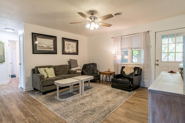 Foto del edificio - 2332 S Clover Dr