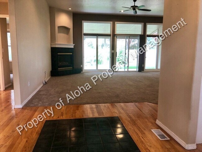 Building Photo - 2242 E Poppy Hills St