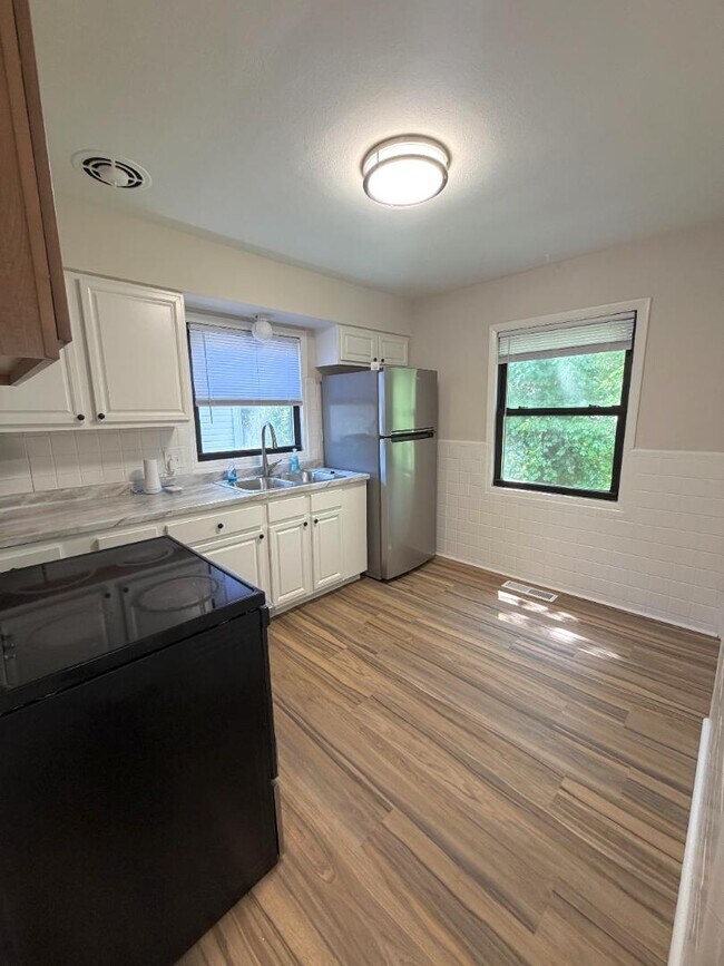 Foto del edificio - 122 Elkan Ave