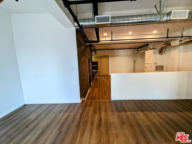 Building Photo - 312 W 5th St