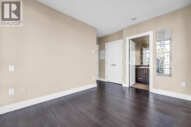 Photo du bâtiment - 1155 The High St