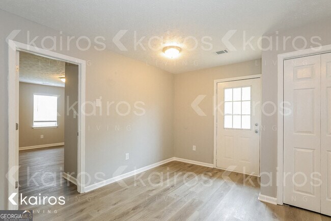 Building Photo - 415 Deer Park Dr