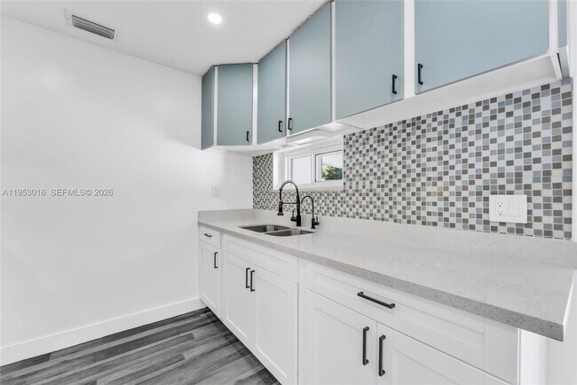 Building Photo - 4917 SW 43rd Terrace