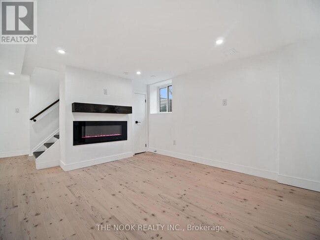 Building Photo - 590 Athol St E