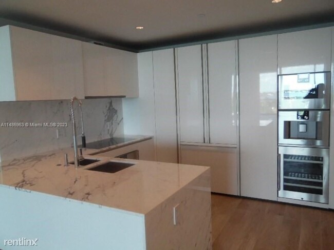 Foto del edificio - 2 br, 2.5 bath Condo - 10203 Collins Ave U...