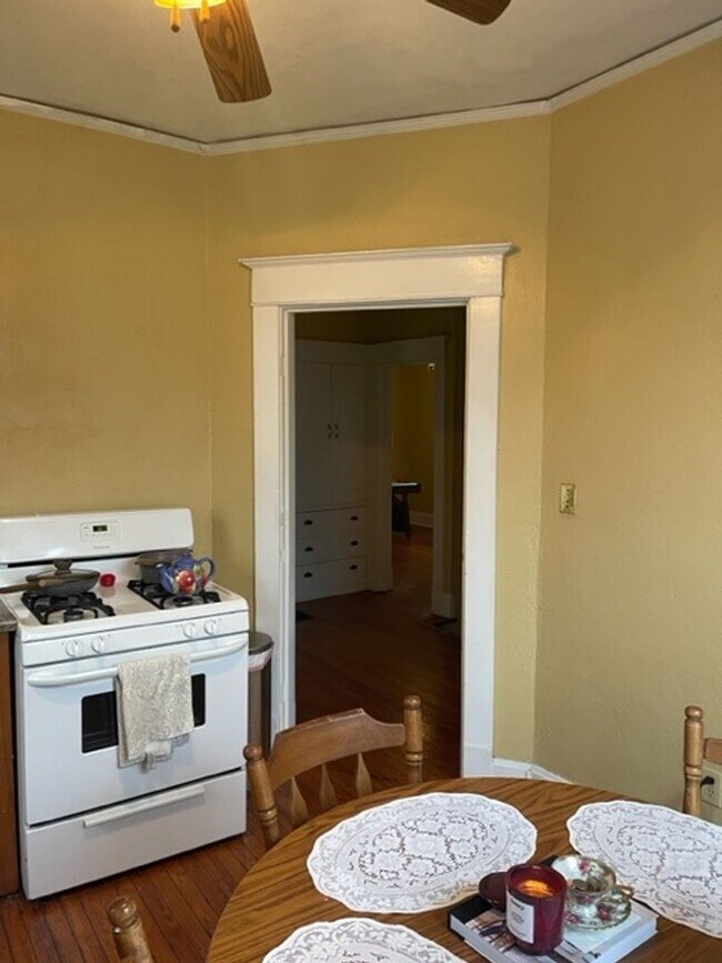Foto del edificio - 2 Bed, 1 Bath Apartment! Great Location!