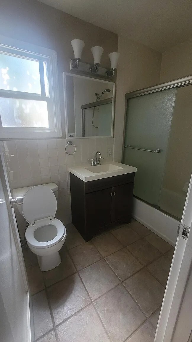 Building Photo - 1429 Woodland Dr