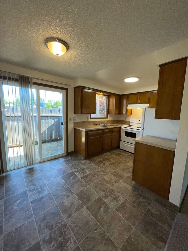 Building Photo - 2-bedroom Single Level Apartment