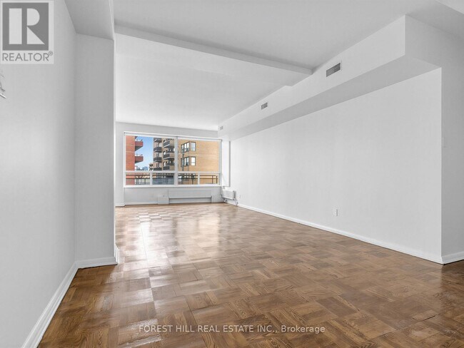 Photo du bâtiment - 2500 Bathurst St