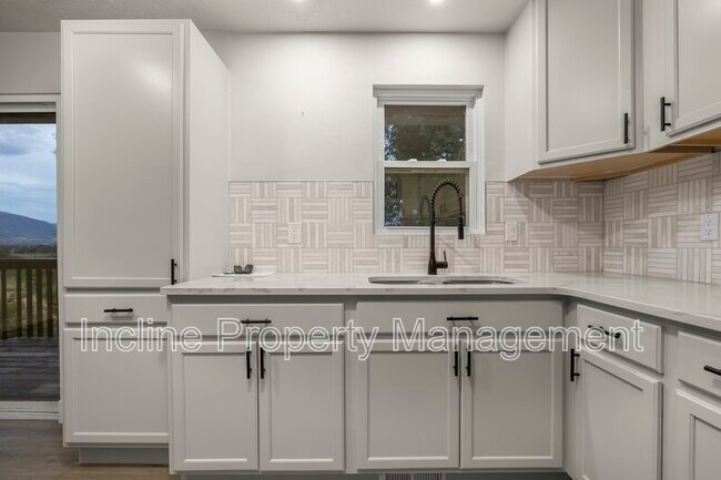 Foto del edificio - 450 Scenic Dr