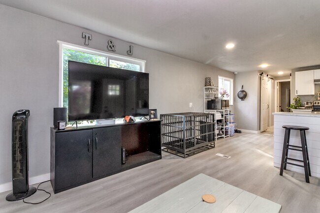 Foto del edificio - Updated 2 bedroom manufactured home on large corner lot