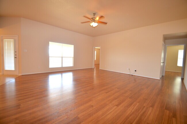 Foto del edificio - GORGEOUS 4 BED/2 BATH HOME IN HOUSE CREEK!!