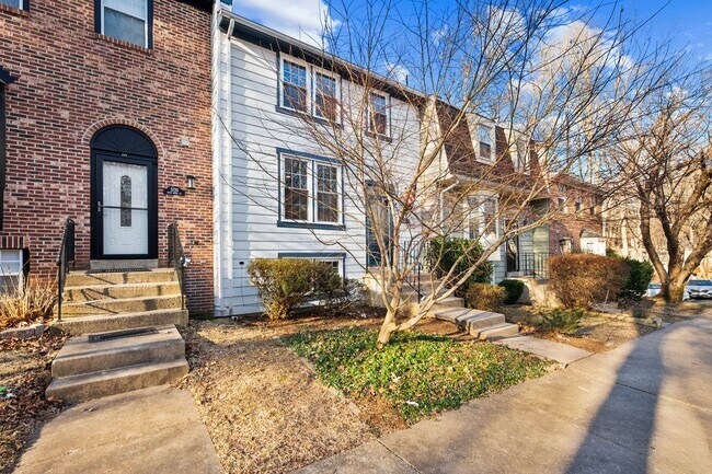 Building Photo - 4BR/2.5BA Townhome on Quiet Cul-de-Sac with Screened Deck & Walkout Basement