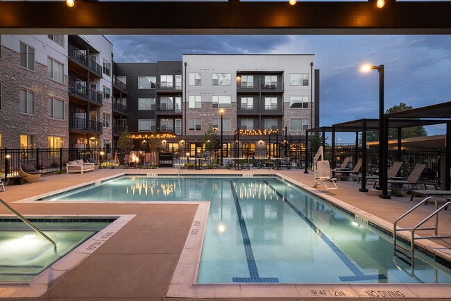 Piscina al aire libre - Aspendale Northglenn | 55+ Active Adult Living