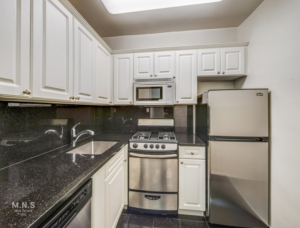 Primary Photo - 300 East 46th Street