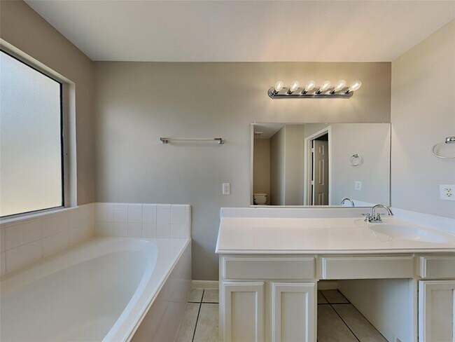 Building Photo - 2434 Halstead Dr