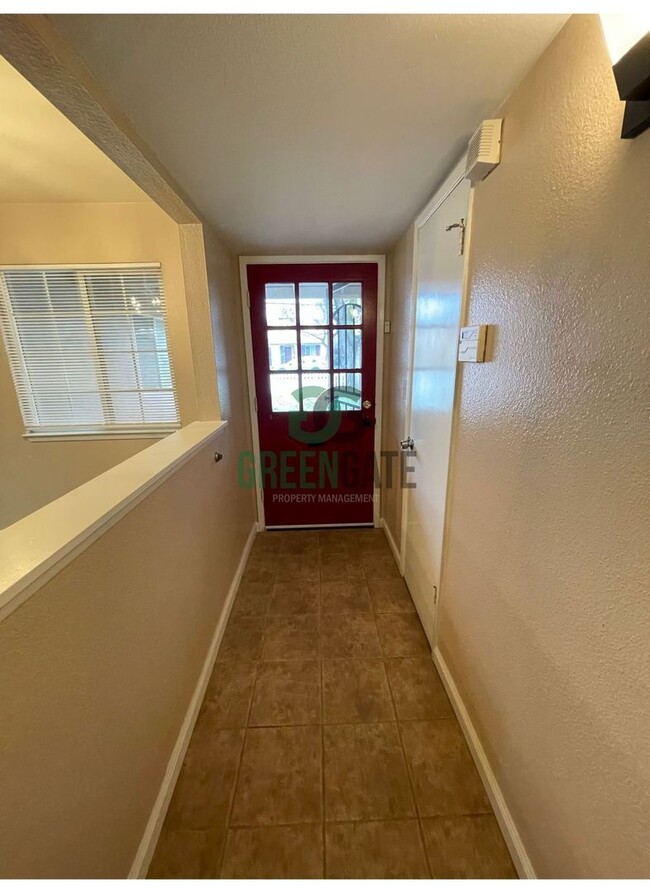 Building Photo - 3 BEDROOM 2.5 BATH MOVE IN READY IN MODESTO!!