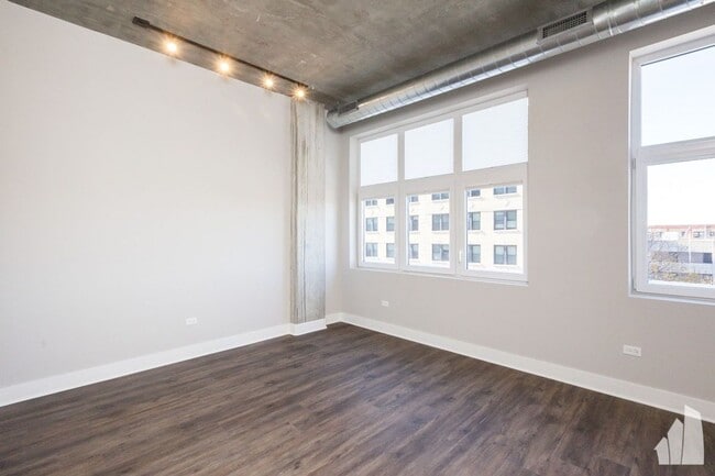 Building Photo - 3833 N Broadway